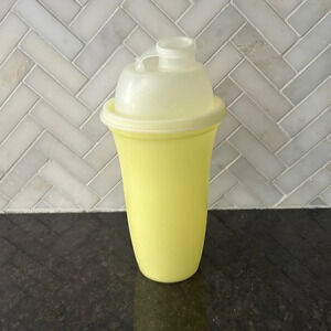 Vintage Tupperware Pale Yellow Quick Shake Mixer Model 844-11 shaker wheel